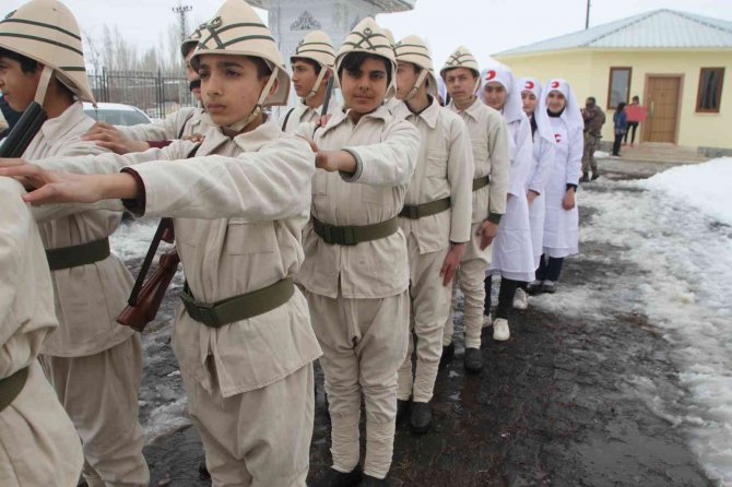 Malazgirtli Öğrencilerden ‘18 Mart’ Gösterisi