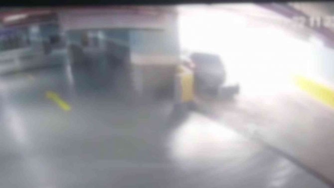 Ümraniye’de, Kadının El Frenini Çekmeyi Unuttuğu Otomobilinin Altında Kaldığı Anlar Kamerada