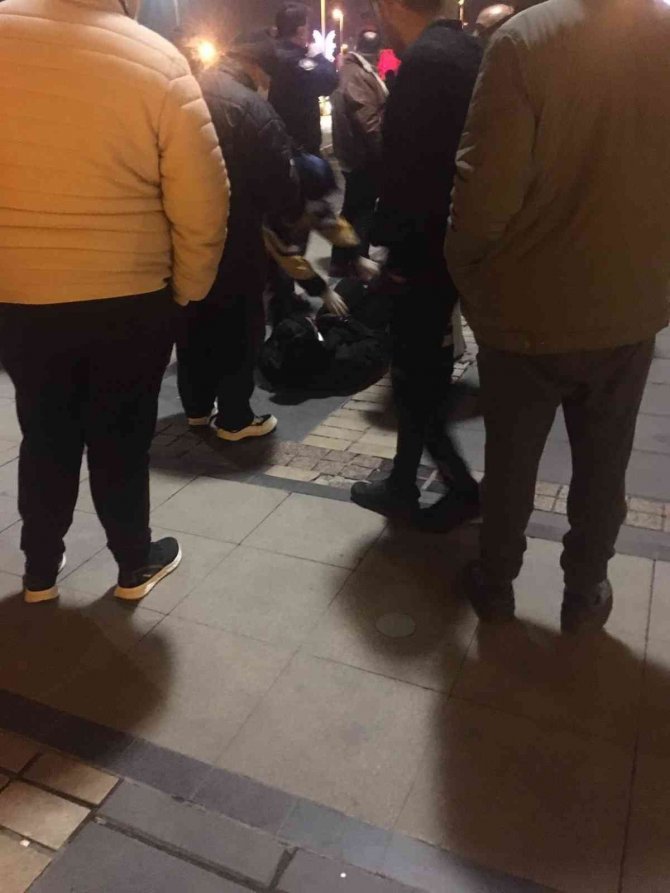 Önüne Geleni Bıçakladı