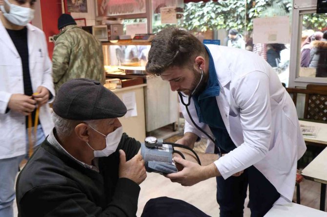 Hemşire Adaylarından Ücretsiz Sağlık Taraması Ve Eğitimi