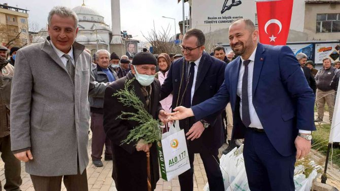 Orhaneli’de Vatandaşlara 7 Bin 600 Adet Fidan Ücretsiz Dağıtıldı