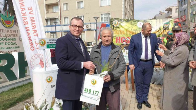 Orhaneli’de Vatandaşlara 7 Bin 600 Adet Fidan Ücretsiz Dağıtıldı