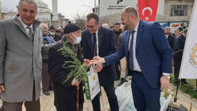 Orhaneli’de Vatandaşlara 7 Bin 600 Adet Fidan Ücretsiz Dağıtıldı