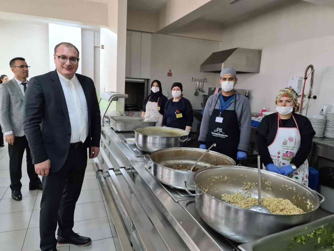 Sarıgöl Kaymakamı Öğrencilerle Birlikte Yemek Yedi