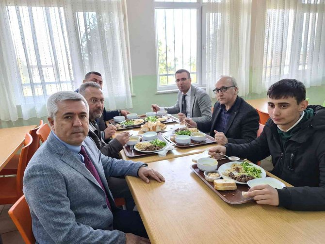 Sarıgöl Kaymakamı Öğrencilerle Birlikte Yemek Yedi