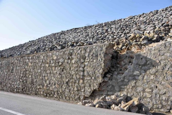 Samsun-sinop Karayolunda İstinat Duvarı Yıkıldı