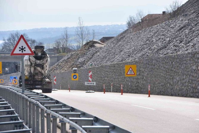 Samsun-sinop Karayolunda İstinat Duvarı Yıkıldı
