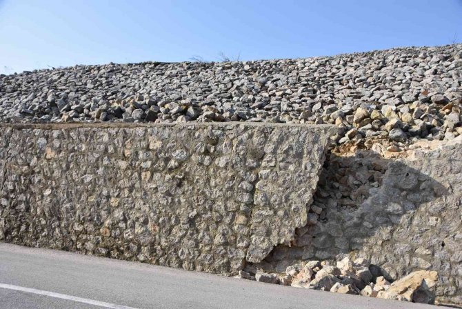 Samsun-sinop Karayolunda İstinat Duvarı Yıkıldı