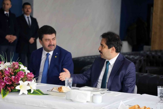 Cumhurbaşkanı Başdanışmanı Küçükyılmaz, Öğrenci Ve Akademisyenlerle Bir Araya Geldi