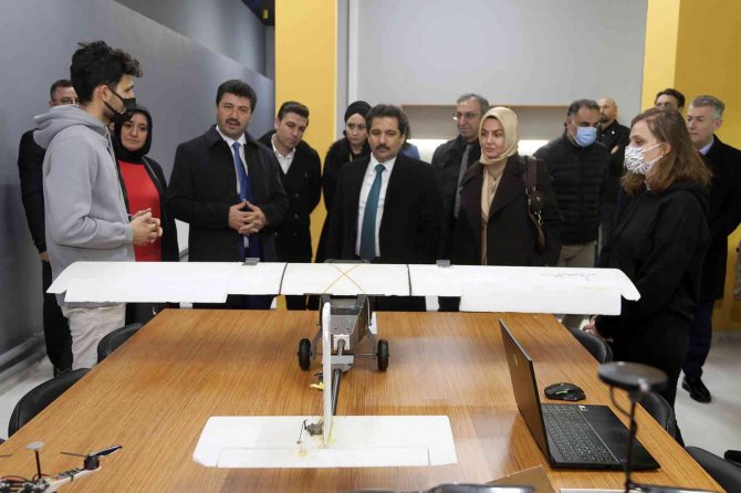 Cumhurbaşkanı Başdanışmanı Küçükyılmaz, Öğrenci Ve Akademisyenlerle Bir Araya Geldi