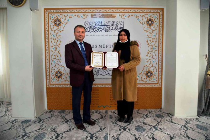 Tarsus’ta Hafızlara Belgeleri Verildi