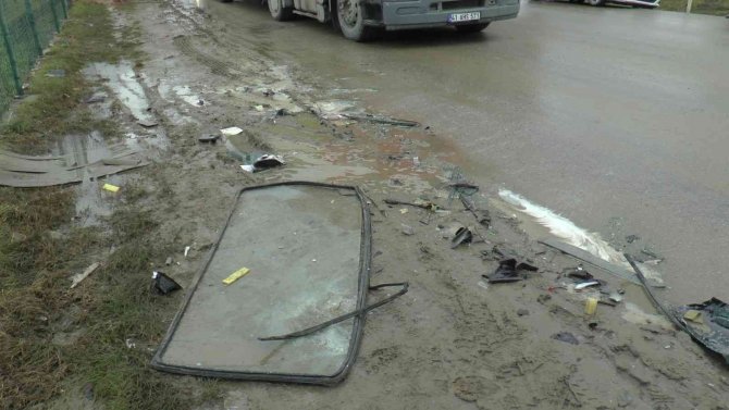 Tuzla’da Islak Zeminde Kayan Otomobil İle Kamyon Çarpıştı: 2 Yaralı