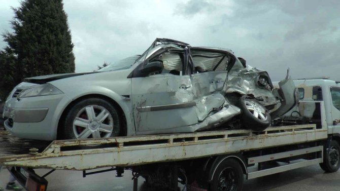 Tuzla’da Islak Zeminde Kayan Otomobil İle Kamyon Çarpıştı: 2 Yaralı