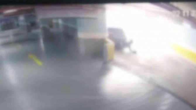 Ümraniye’de, Kadının El Frenini Çekmeyi Unuttuğu Otomobilinin Altında Kaldığı Anlar Kamerada