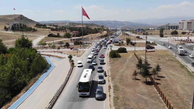 43 İlin Geçiş Güzergahında Sıkı Denetim: Narkotik Köpeği ’Adam’ Didik Didik Arıyor