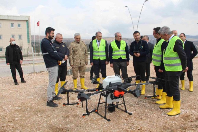 Vali Ömer Toraman, Lavanta Bahçesini Dron İle İlaçladı