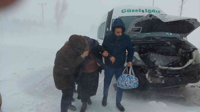 Erzurum’da Zincirleme Kazada 5 Araç Birbirine Girdi, Onlarca Araç Yolda Kaldı
