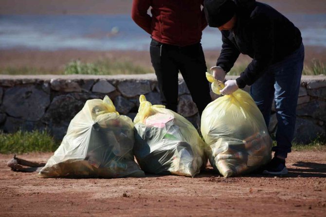 Tuzla Sulak Alanı’ndan 2 Saate 33 Poşet Çöp Çıktı