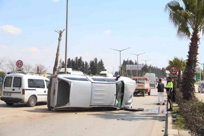 Kontrolden Çıkan Kamyonet Önce Bariyerlere Çarptı, Sonra Yan Yattı