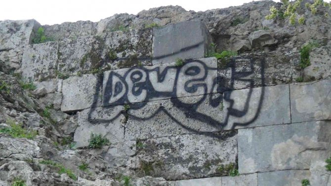 Roma Dönemi’nde İnşa Edilen Tarihi Köprüye Yazılanlar ’Pes’ Dedirtti