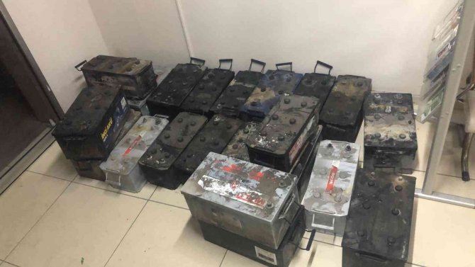Sultanbeyli’de Park Halindeki Araçlara Dadanan ‘Akü Hırsızları’na Operasyon