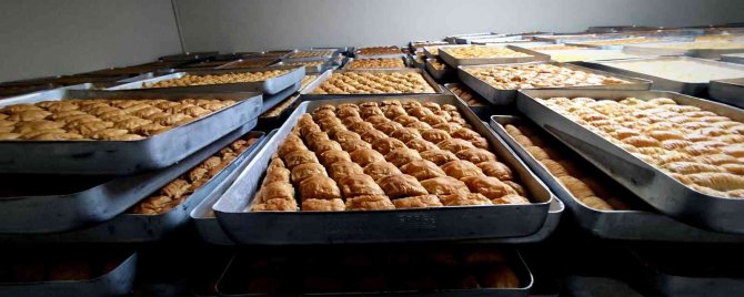 4 Bin Tepsi Baklava Yaptı Ramazanı Bekliyor