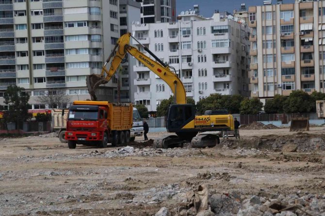 Adana’da Millet Bahçesi’nin Yapımına Başlandı