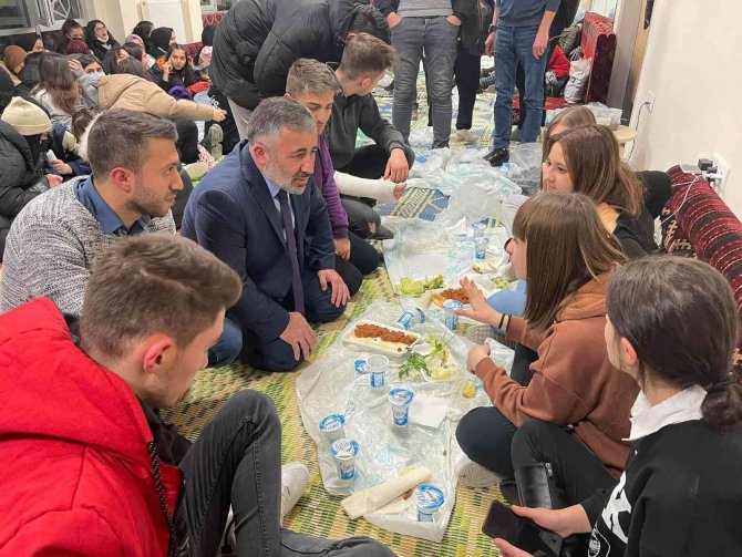 Ak Parti Yeni Seçmenle Bir Araya Geldi
