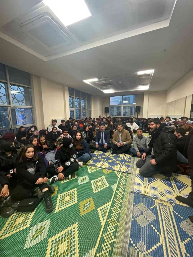 Ak Parti Yeni Seçmenle Bir Araya Geldi