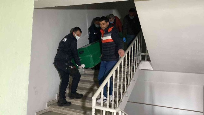 Yaşlı Adam İş Hanının Merdiveninde Ölü Bulundu