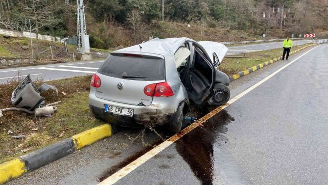 Aydınlatma Direğine Çarpan Otomobil Kağıt Gibi İkiye Katlandı