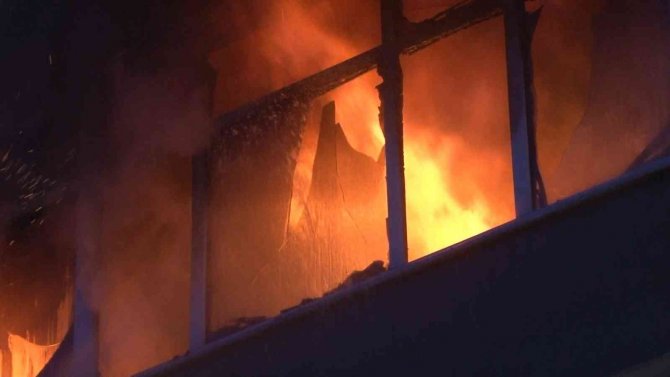 Maltepe’de 3 Kişinin Yaşadığı Ev Yandı, Vatandaşlar Sosyal Medyada Canlı Yayın Yaptı