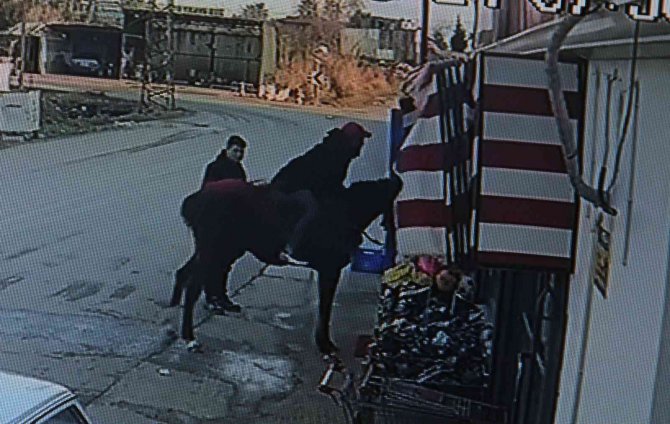 Hırsızın Çaldığı Atla Markete Daldığı Anlar Kamerada