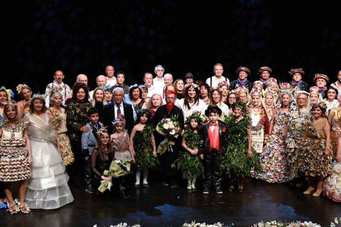 Maske Ve Eldivenden Gece Elbisesi Yaptılar