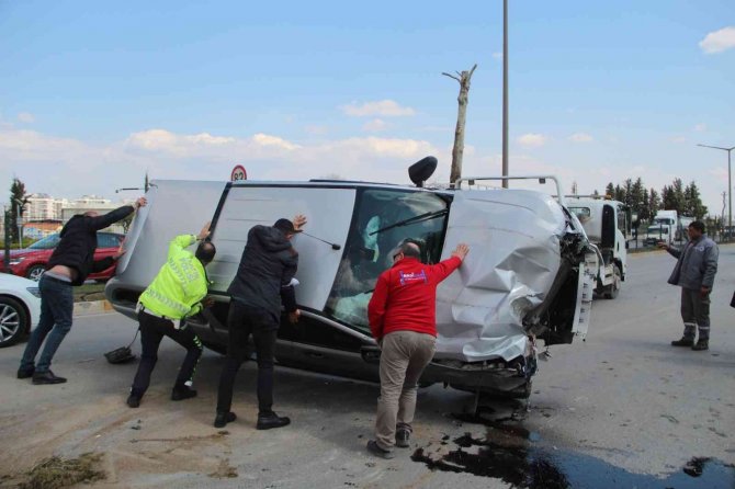 Kontrolden Çıkan Kamyonet Önce Bariyerlere Çarptı, Sonra Yan Yattı