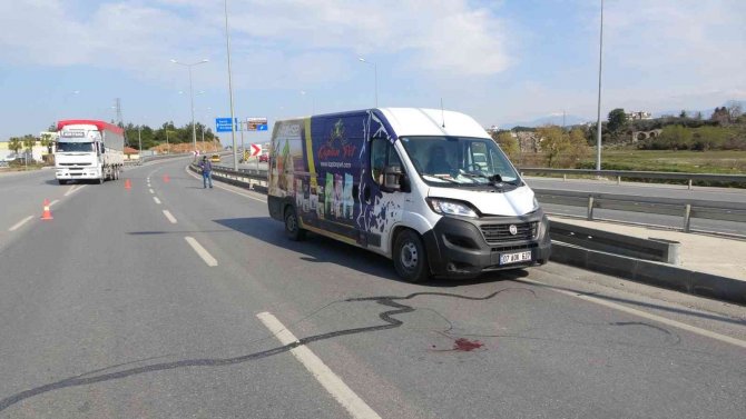 Çarpmanın Şiddetiyle Şapkası Cam Sileceğinde Asılı Kaldı