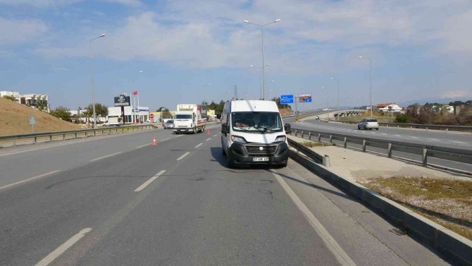 Çarpmanın Şiddetiyle Şapkası Cam Sileceğinde Asılı Kaldı