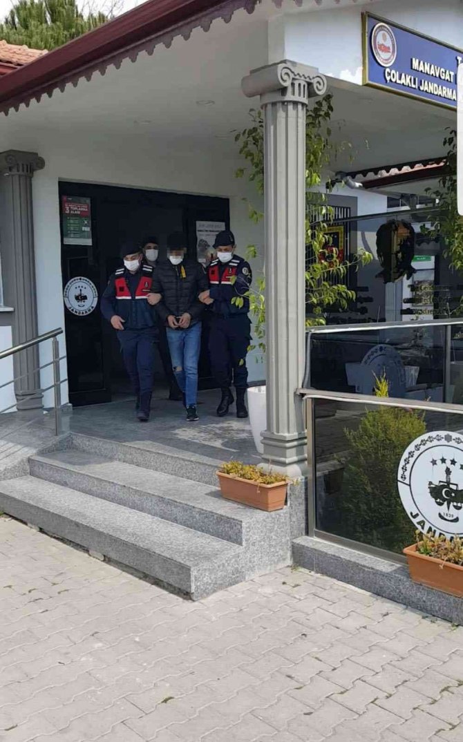 Elindeki Dövmeden Yakayı Ele Veren Hırsızlık Şüphelisi, Kamyonun Altında Saklanırken Yakalandı