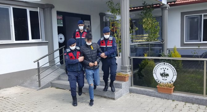 Elindeki Dövmeden Yakayı Ele Veren Hırsızlık Şüphelisi, Kamyonun Altında Saklanırken Yakalandı