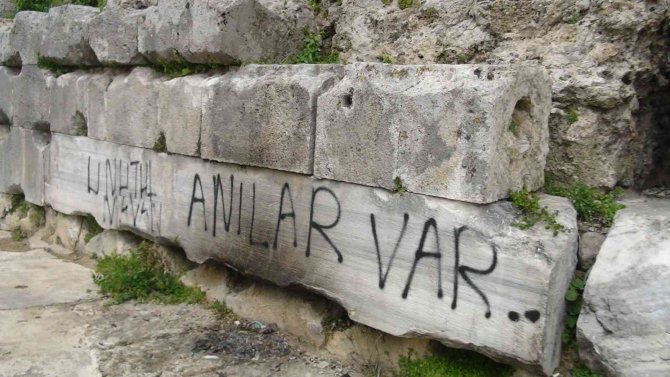Roma Dönemi’nde İnşa Edilen Tarihi Köprüye Yazılanlar ’Pes’ Dedirtti