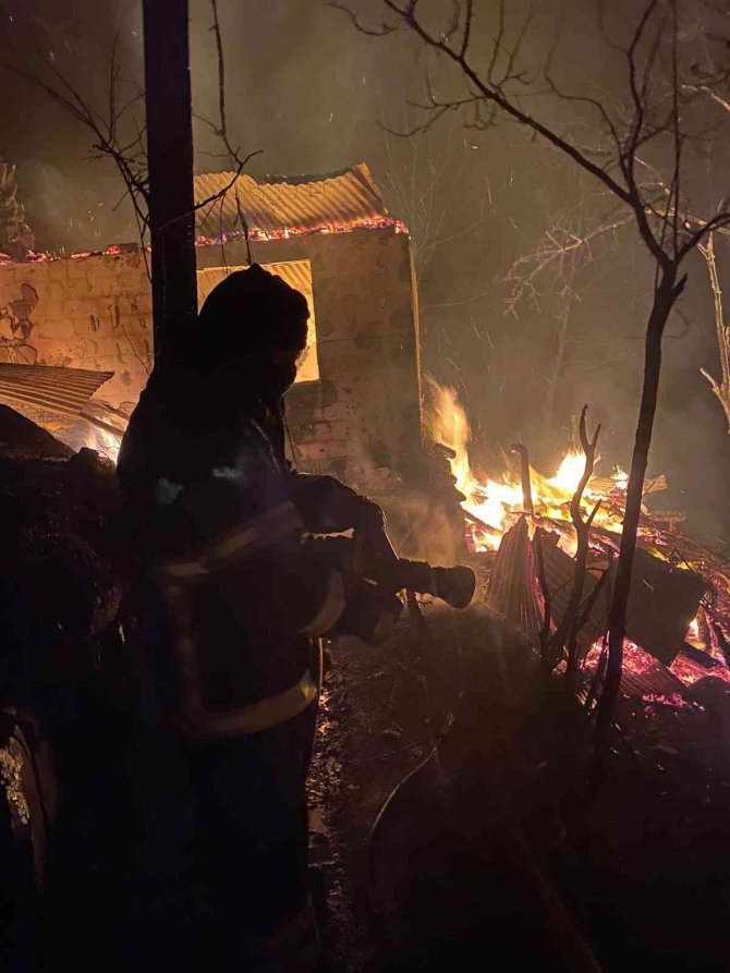 Artvin’de Çıkan Yangında İki Katlı Köy Evi Kullanılamaz Hale Geldi
