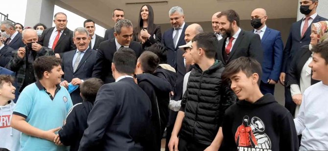 Öğrencilerden Bakan Özer’i Gülümseten İstek: “Müzikten Bırakıyorlar, Sınıfta Kalma Olmasın