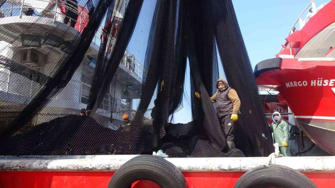 Balık Av Sezonu Bitmedi Ama Onlar Erkenden Paydos Ederek Limana Demir Attı