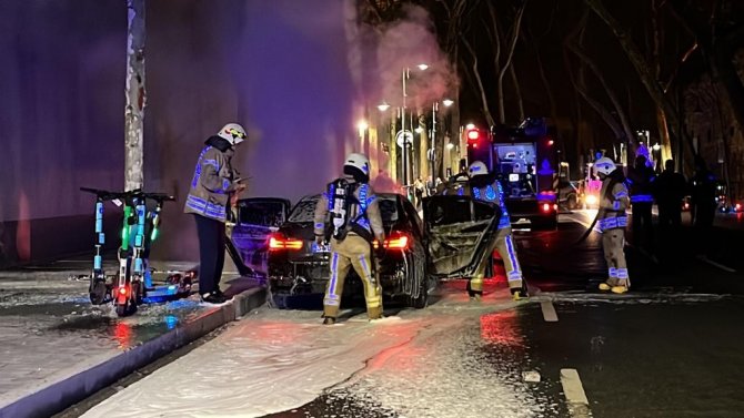 Beşiktaş’ta Olaylı Gece: Lüks Aracının Yandığını Görünce Önce Ağladı, Sonra Kavga Etti