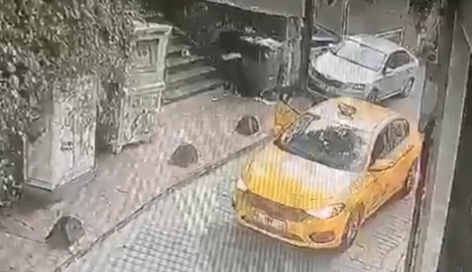 İ̇stanbul’da Hırsızlardan İnanılmaz Yöntem: Önce Çöpe Attılar Sonra Taksiyle Gelip Aldılar