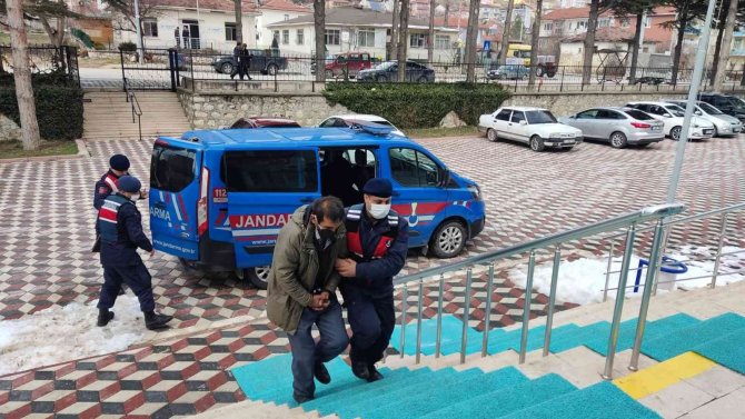 Su Motorunu Parçalayıp Araca Yüklerken Suçüstü Yakalandılar