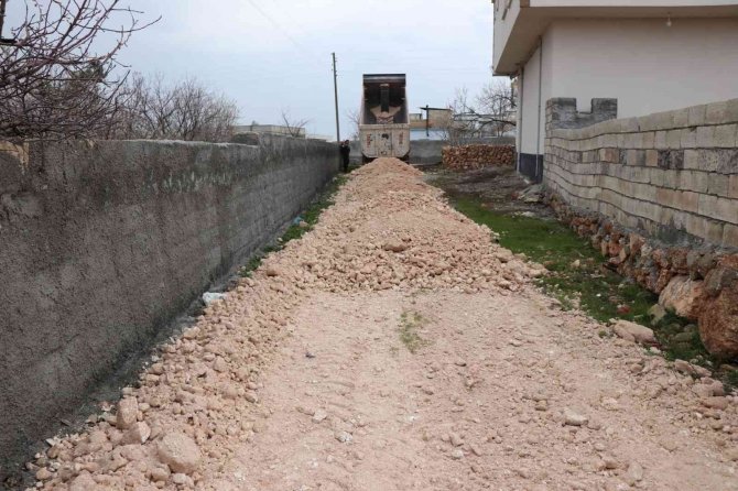 Bozova Kırsal Mahallelerinde Stabilize Yol Çalışmaları Devam Ediyor