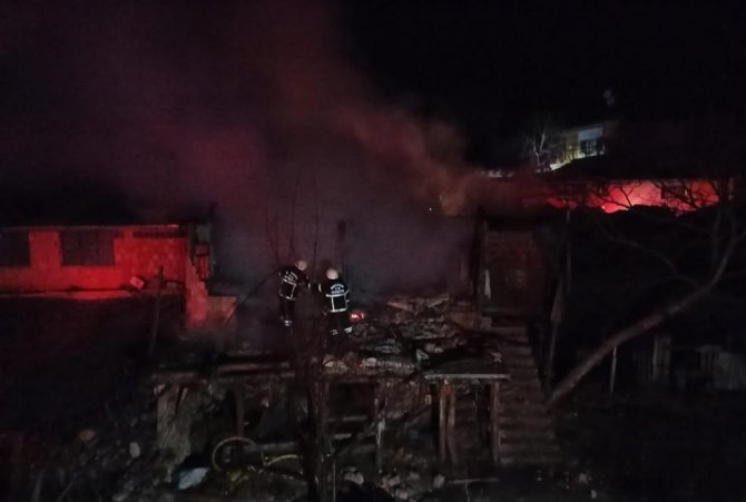 3 Katlı Ahşap Ev Alevlere Teslim Oldu