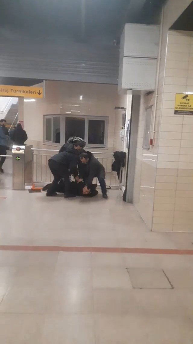 Bursa’da Alkollü Şahıs Güvenlik Görevlilerine Zorluk Çıkardı, Ters Kelepçe Yapıldı