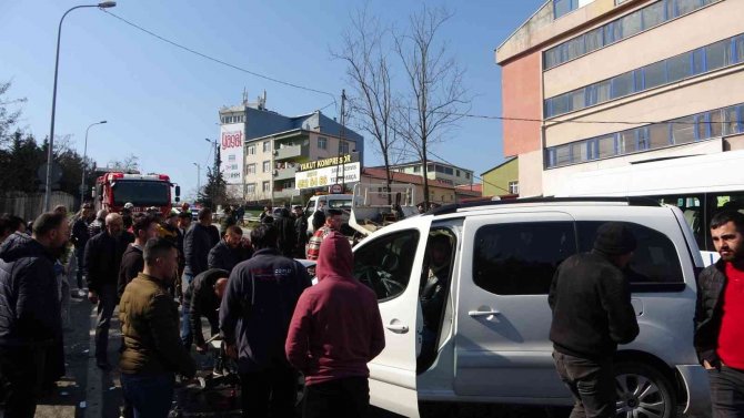 Sultanbeyli’de Kontrolünü Kaybeden Sürücü 2 Araca Çarptı: 2 Yaralı